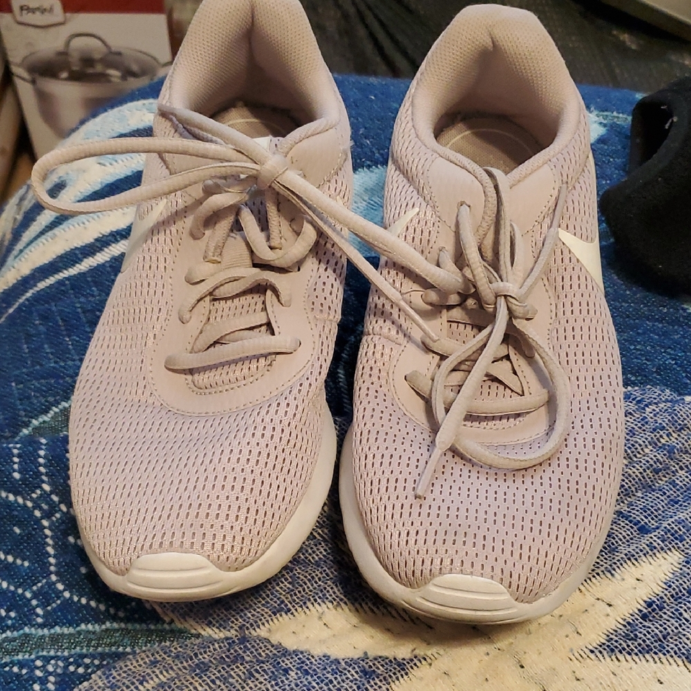 Nike Gray Sneakers with Breathable Mesh and Cushioned Midsole